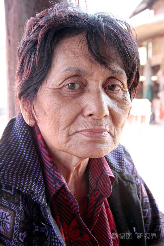 农村的老年妇女的肖像