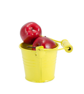 黄桶上白色孤立的红苹果