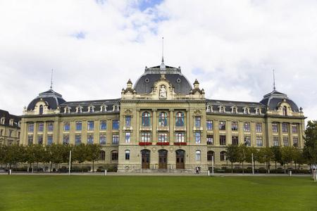 在瑞士伯尔尼大学主楼的景观