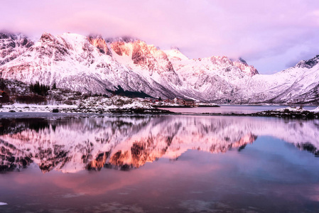 挪威的风景冬季风景。山脊与倒影在湖中柔和的夕阳光, Laupstad, 罗弗敦群岛