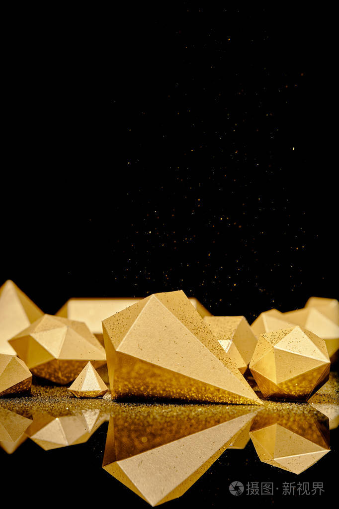 黑色背景上反射的金色闪闪发亮的金色碎片