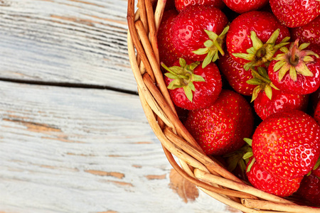新鲜草莓在篮子, 顶部视图