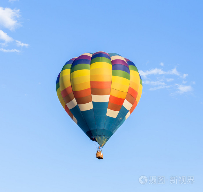 蓝色的天空背景彩色热气球