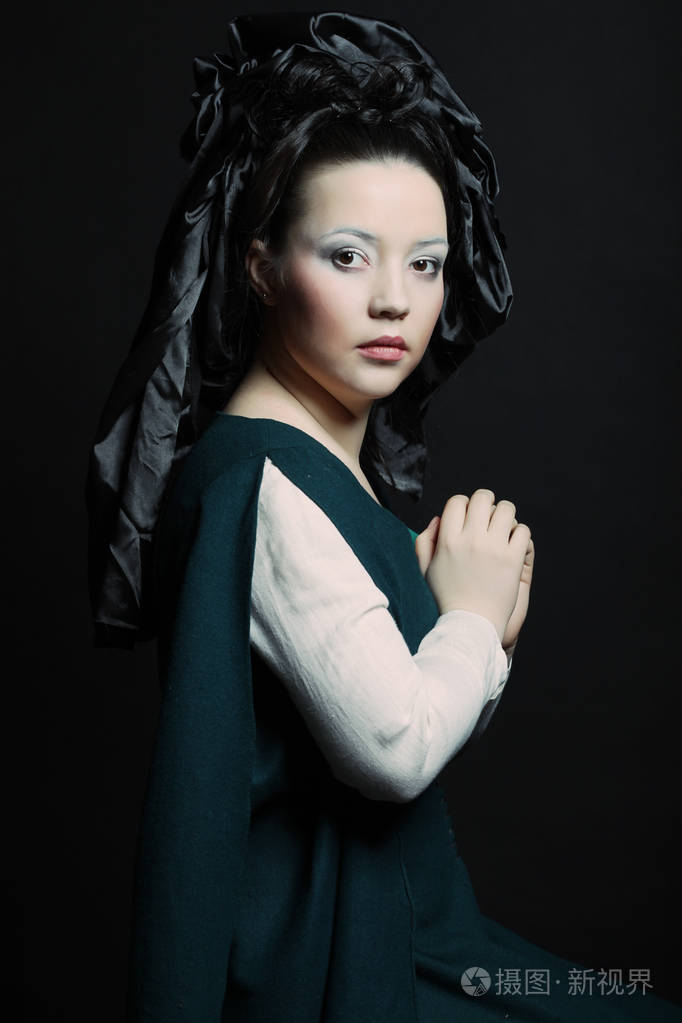 长头发的妇女在历史中世纪绿色礼服