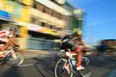 运动模糊的一群在行动期间骑车游骑自行车的人