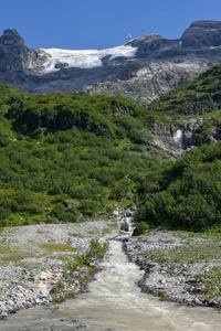 河与水从山铁力的冰川在恩格尔伯格在瑞士阿尔卑斯