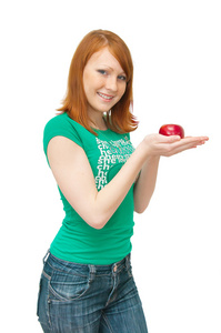 女孩在手掌中保存一个苹果