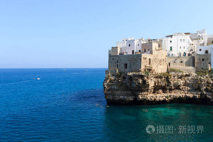 Polignano 一匹母马查看，阿普利亚，意大利。意大利的全景。峭壁上亚德里亚海