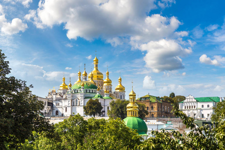 基辅佩乔尔斯克亚历山大涅夫斯基东正教修道院在一个美丽的夏天天