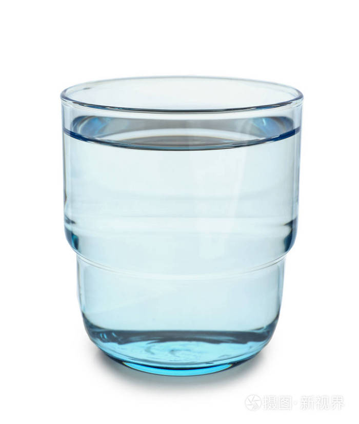 白色背景的清洁冷水玻璃