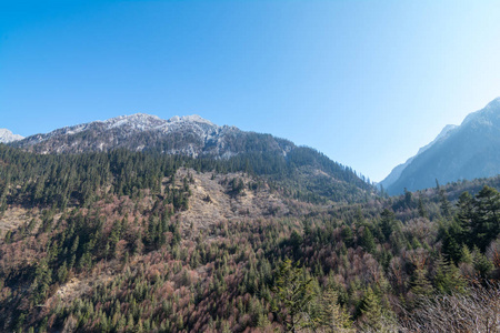 蓝蓝的天空对山