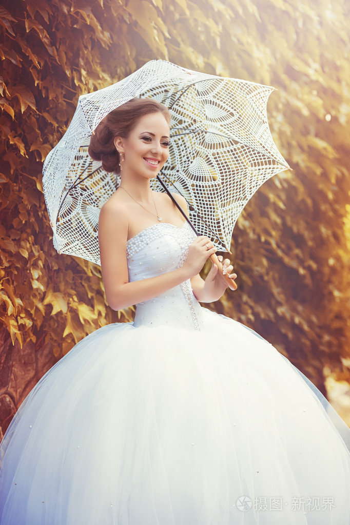 美丽的新娘与伞