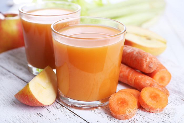 木制的桌子上的胡萝卜和苹果汁眼镜关闭照片-正版商用图片0a2bui-摄图