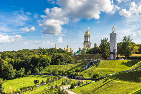 基辅佩乔尔斯克亚历山大涅夫斯基东正教修道院在一个美丽的夏天天