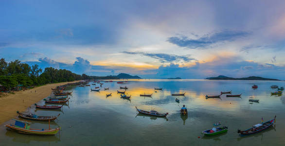 在拉威海湾上空鸟瞰日出。拉威海滩位于普吉岛的尽头