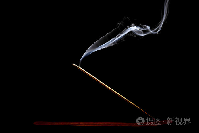 在黑色背景上烧香