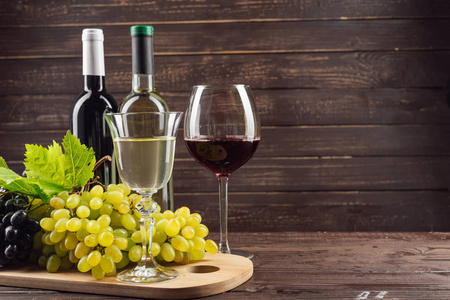 木桌上的葡萄酒瓶和葡萄