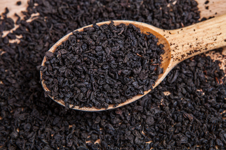 黑笋干茶叶在木勺照片
