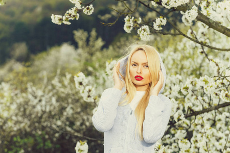 美丽的女人，金色的头发，红嘴唇上花卉背景