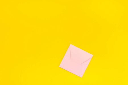 华美黄色背景：浪漫情人节的粉红爱心卡设计