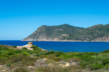 撒丁岛海岸的景观, 靠近波尔图铁的海滩, 与古老的塔