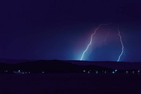 自然闪电在夜雷暴海附近