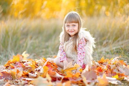 秋季户外的小女孩的肖像