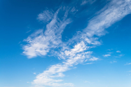 Cloudscape 在夏日晴朗的日子里, 蓝天上美丽而柔和的云彩