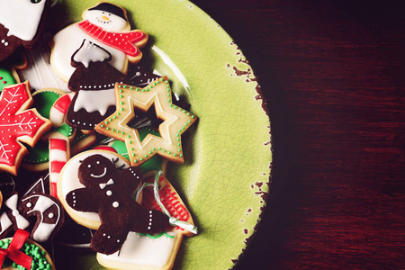 关闭的圣诞饼干与节日装饰的看法。圣诞理念