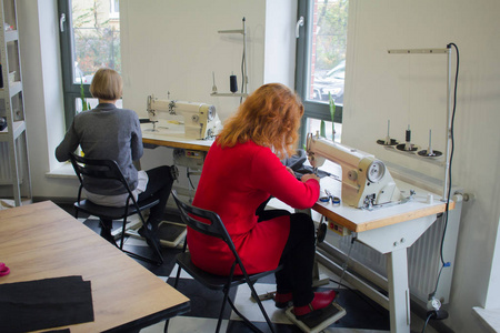 女裁缝车间, 在工作室与服装的定制工作过程