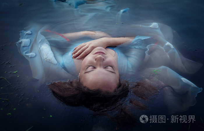 年轻美女穿着蓝色的衣服 躺在水中淹死照片 正版商用图片0a2q4u 摄图新视界 年轻美女穿着蓝色的衣服 躺在水中淹死照片 正版商用图片0a2q4u 摄图新视界