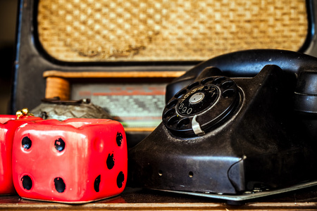 老式电话和骰子