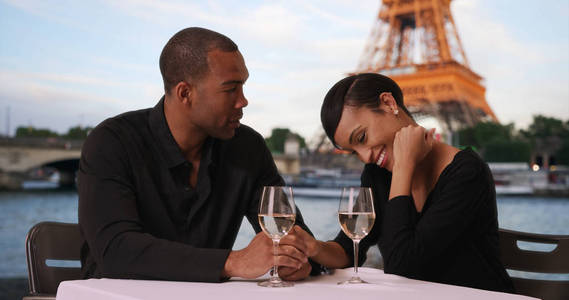 埃菲尔铁塔红酒年轻的非洲裔美国人男女在巴黎埃菲尔铁塔附近约会照片