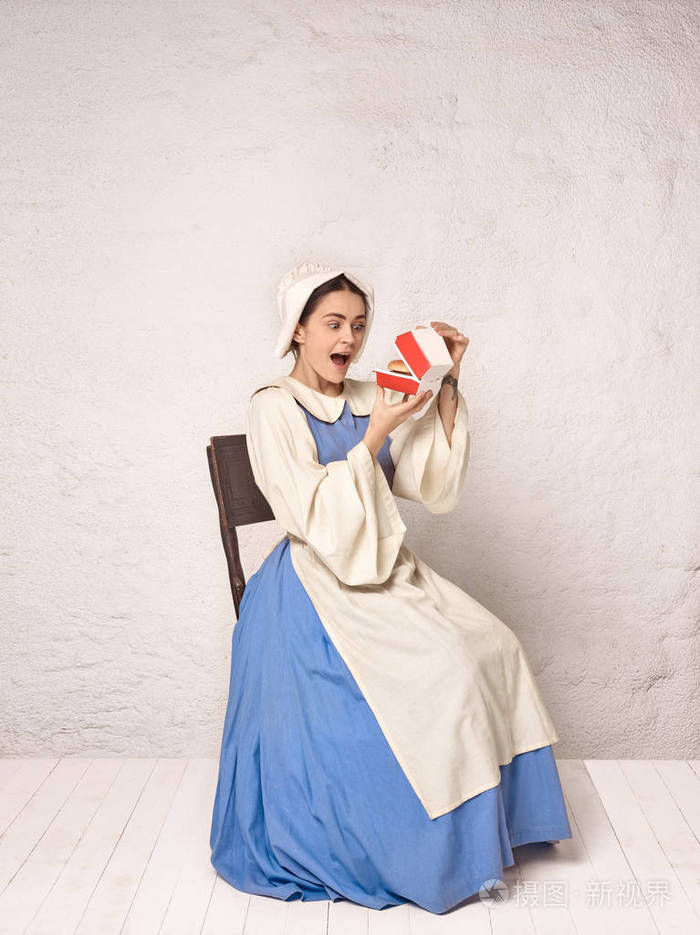 中世纪妇女穿紧身衣和帽子的历史服装