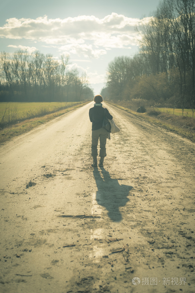 站在土路上的女人