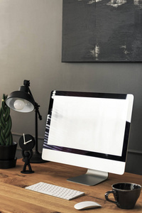 桌面电脑的样机, 木桌上的台灯在黑暗的家庭办公室内部。真正的照片与一个地方, 你的图形在空屏幕上