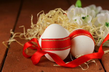 装饰着红丝带   象征着复活节假期节日鸡蛋