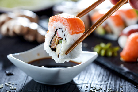 寿司集的生鱼片和寿司卷，送达石石板