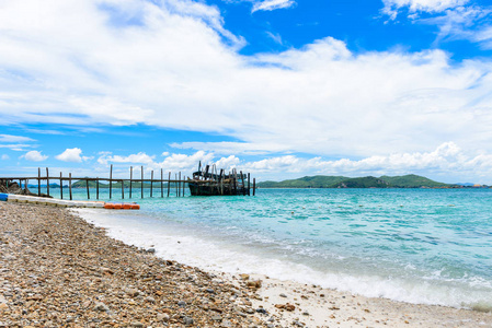 木走道, 岩石海岸和白色沙滩与蓝色海在 Kohkham。曼谷, 春武里, 泰国