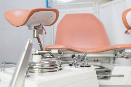 现代诊所用椅子和其他医疗设备的妇科橱柜
