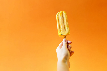 芒果冰淇淋在一个明亮的橙色背景