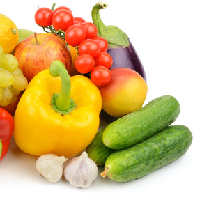 水果和蔬菜在白色背景上孤立