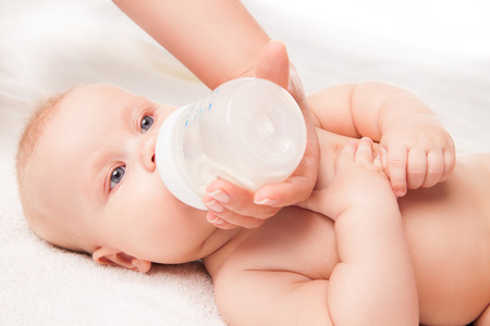 从婴儿奶瓶喂奶的婴儿的特写