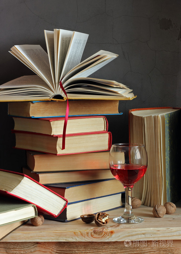 静物书与一杯红酒