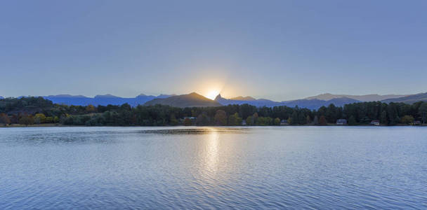 日落在犀牛山顶在 Naverone 湖南非