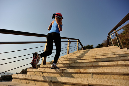 跑步运动员跑上楼梯图片