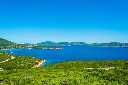 Caccia 的海湾, 在撒丁岛, 夏天的景观