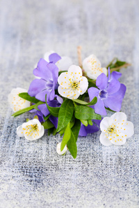 美丽的花束，用木制的桌子上的长春花