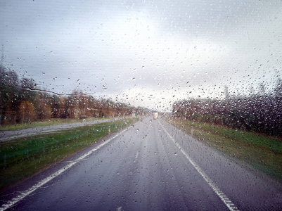 背景模糊的汽车玻璃上的雨滴
