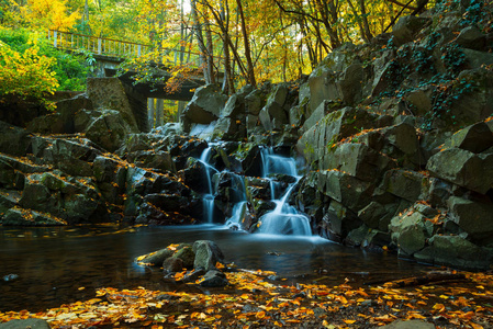 秋天森林里的瀑布和桥